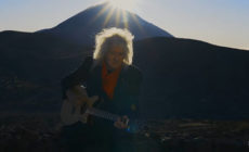 Brian May lanza el vídeo de “Otro lugar”